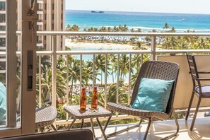 Property grounds - 2BR/2BA Waikiki Ocean View Condo w/ 2 Balconies (Honolulu)