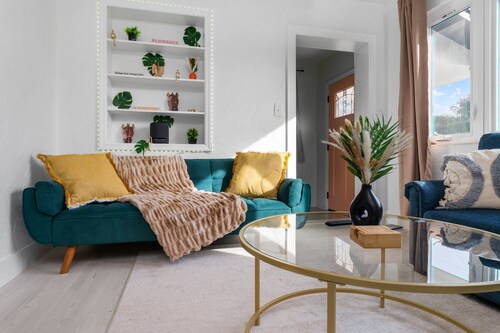 Smart Bungalow: 10-min to UF, Central Location