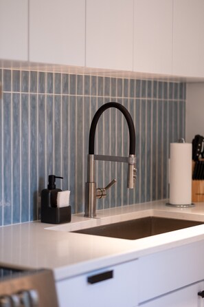 Een koelkast, een microgolfoven, een oven, een kookplaat