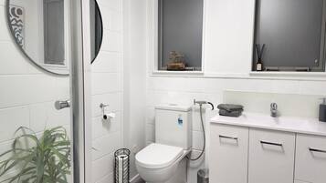 City Apartment | Bathroom | Shower, hair dryer, towels
