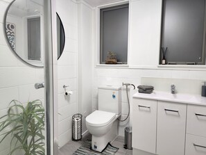 Appartement Ville | Salle de bain | Douche, séchoir à cheveux, serviettes fournies