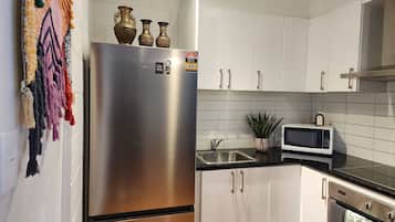 Apartemen Kota | Dapur pribadi | Lemari es besar, microwave, oven, dan kompor