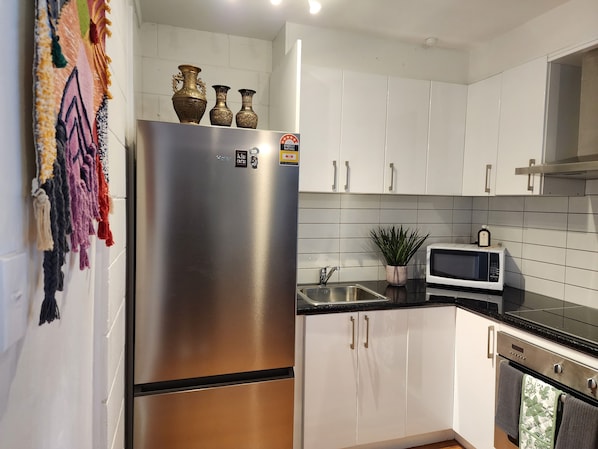 City Apartment | Private kitchen | Full-size fridge, microwave, oven, stovetop