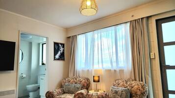 Apartemen Kota | Area keluarga | Smart TV 55-inci dengan saluran TV digital