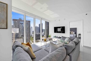 Smart TV, offices - Iconic W Residence Brickell Miami | Massive Amenities Hub (Miami)