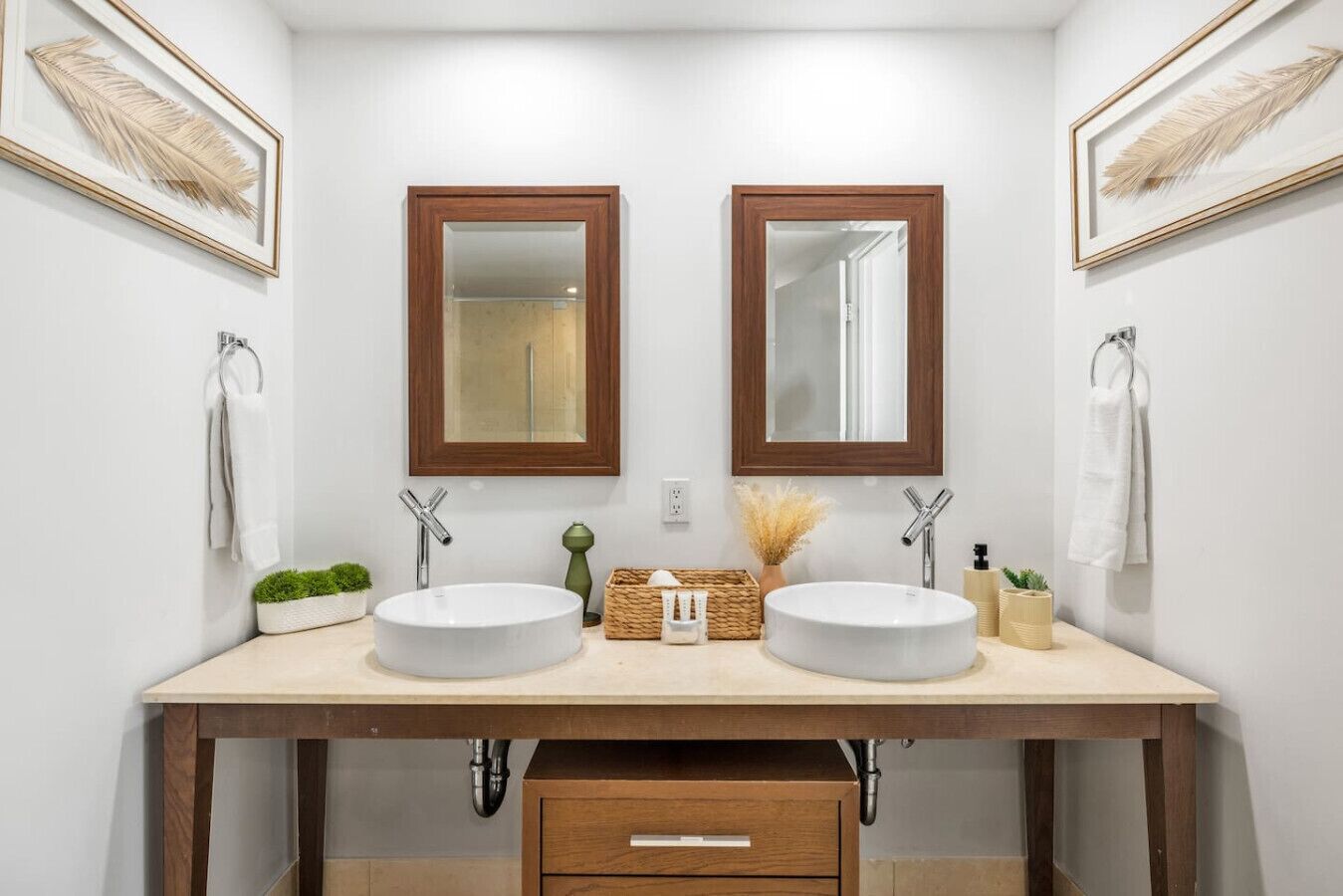 Sèche-cheveux, serviettes fournies