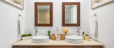 Sèche-cheveux, serviettes fournies