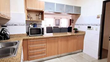 Apartment, 3 Bedrooms, Accessible, Smoking | Interior