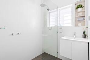 Haartrockner, Handtücher, Seife, Toilettenpapier
