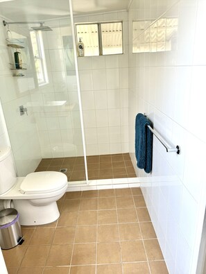 Douche, sèche-cheveux, serviettes fournies
