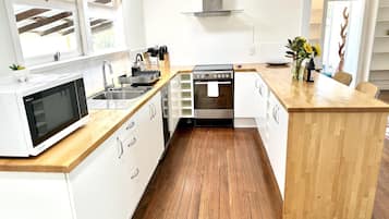 Køleskab, mikrobølgeovn, ovn, kogeplade