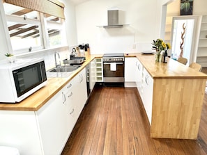 Geladeira, micro-ondas, fogão, cooktop