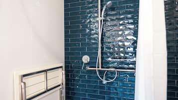 Comfort Quadruple Room | Bathroom | Shower, free toiletries, towels, soap