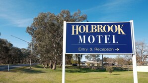 A sign for the Holbrook Motel indicating the direction to the Entry & Reception. - Holbrook Motel (Holbrook)
