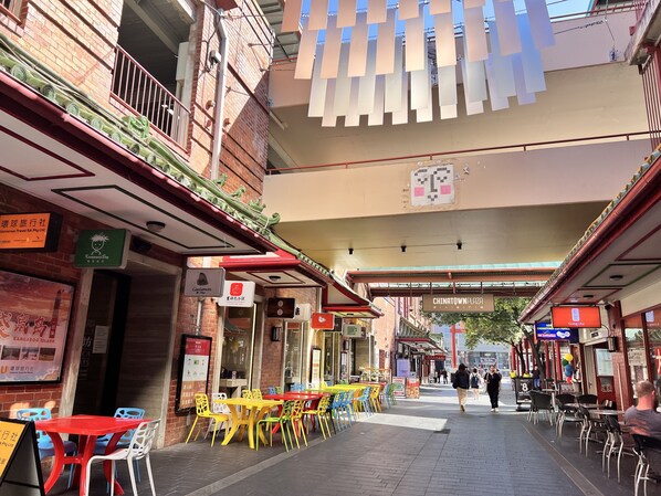 Outdoor dining - ensuite city apt 304 (Adelaide)