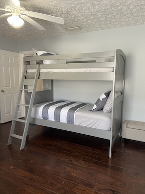 3 habitaciones, tabla de planchar con plancha, wifi y ropa de cama 