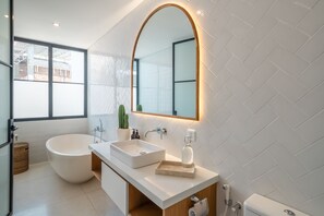 Luxury Villa | Bathroom | Separate tub and shower, hair dryer, towels