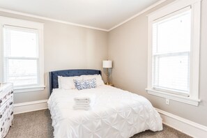 4 bedrooms, desk, travel cot, free WiFi - Serenity Sauna Retreat - Blocks from Downtown (Sioux Falls)