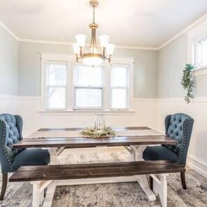 Dining - Serenity Sauna Retreat - Blocks from Downtown (Sioux Falls)