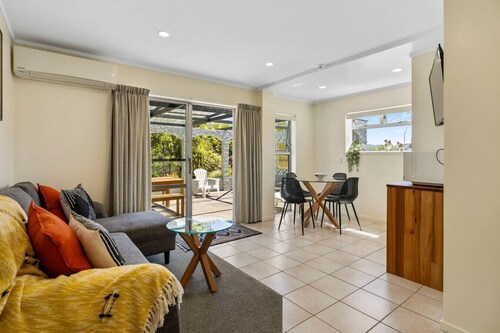 Town Centre Apartment with Wi-Fi, Taupo CBD.  Private rear garden, covered outdoor entertaining area.