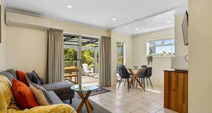 Town Centre Apartment with Wi-Fi, Taupo CBD. Private rear garden, covered outdoor entertaining area.