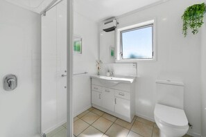 Hair dryer, towels - Town Centre Apartment with Wi-Fi, Taupo CBD.  Private rear garden, covered outdoor entertaining area. (Taupō)