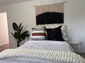 3 habitaciones, escritorio, tabla de planchar con plancha y wifi