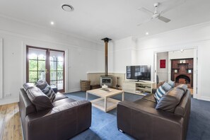 Casa Comfort | Sala d'estar | Televisor intel·ligent, llar de foc, Netflix i Hulu