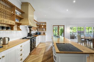 Comfort House | Private kitchen | Full-size fridge, microwave, oven, stovetop