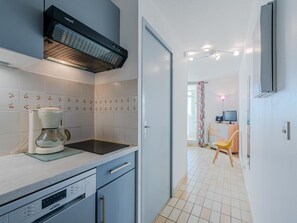 Kühlschrank, Mikrowelle, Geschirrspüler, Kochgeschirr/Geschirr/Besteck