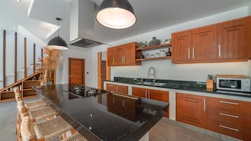 Lemari es, microwave, kompor, dan pemanggang roti