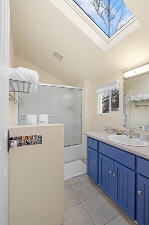 Hair dryer, bidet, towels, soap - Charming house two blocks from downtown Ashland (Ashland)