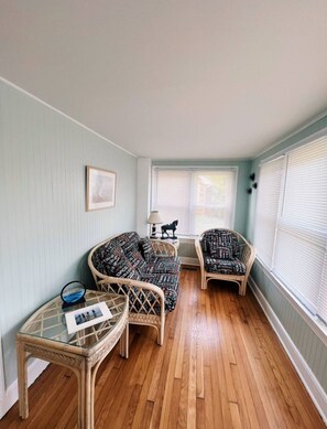 Smart-TV, Kamin, Bücher