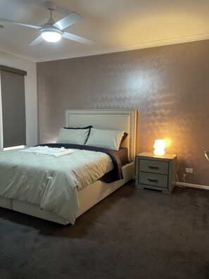 4 quartos, ferros/tábuas de passar roupa, Wi-Fi, roupa de cama