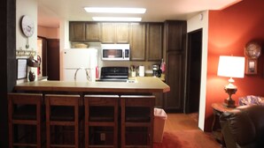 Coffee/tea maker, fridge, microwave, oven - Spacious cozy condo with large loft , Near Both Canyon Lodge & Village (Mammoth Lakes)