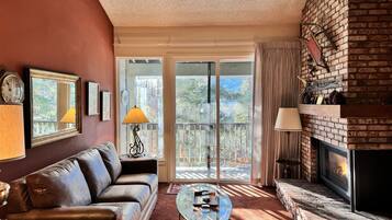 智能电视、壁炉、桌上足球