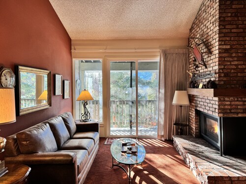 Spacious cozy condo with large loft , Near Both Canyon Lodge & Village