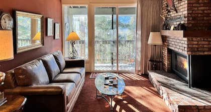 Spacious cozy condo with large loft , Near Both Canyon Lodge & Village