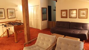 Games room - Spacious cozy condo with large loft , Near Both Canyon Lodge & Village (Mammoth Lakes)