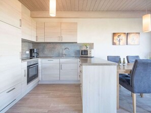 Kylskåp, ugn, diskmaskin och grytor/köksredskap