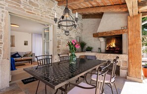 تناول الطعام بالخارج