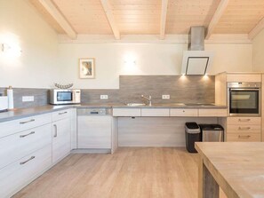 Geladeira, fogão, lava-louças, talheres/pratos/utensílios de cozinha