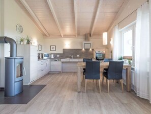 Kylskåp, ugn, diskmaskin och grytor/köksredskap