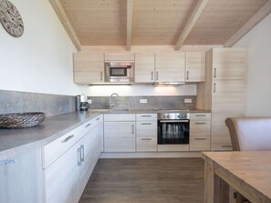 Refrigerador, horno, lavavajillas y utensilios de cocina