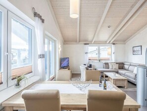 Televisor, llar de foc i reproductor de DVD 