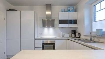 Kühlschrank, Ofen, Geschirrspüler, Kochgeschirr/Geschirr/Besteck