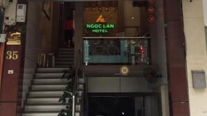L’entrée de l’hôtel Ngoc Lan, avec un escalier menant à la porte d’entrée.