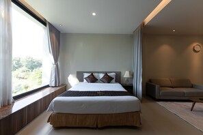 Desk, laptop workspace, iron/ironing board, free WiFi - THANH LONG HOTEL - APARTMENT (Ho Chi Minh City)