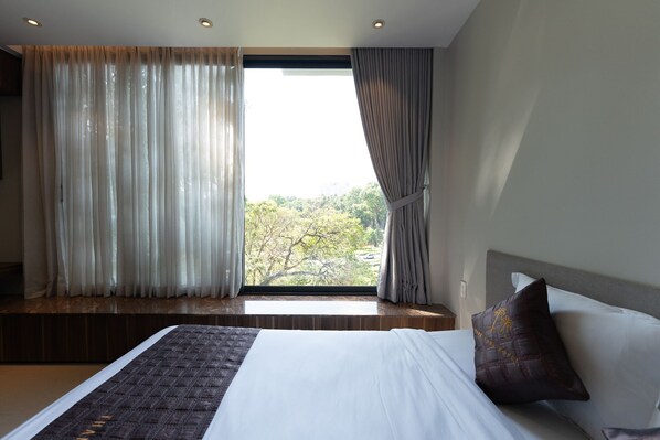 Desk, laptop workspace, iron/ironing board, free WiFi - THANH LONG HOTEL - APARTMENT (Ho Chi Minh City)