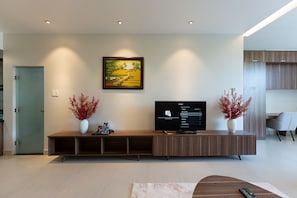 Desk, laptop workspace, iron/ironing board, free WiFi - THANH LONG HOTEL - APARTMENT (Ho Chi Minh City)